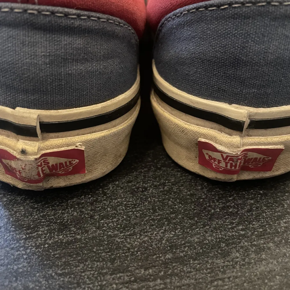 Vans style 95 i rött och blått. Storlek 39. Inte använda särskilt mycket och överlag väldigt bra skick, men lite slitna som framgår på bilderna.  . Skor.