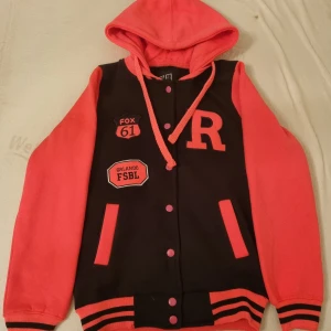 Kofta - Svart och rosa tjockare jacka / kofta. Står m i storlek på lappen men passar bättre till xs/s. En ficka på varje sida. Gjord i fleece / polyester med mysig fleece på insidan. Kan skicka fler bilder vid förfrågan. 