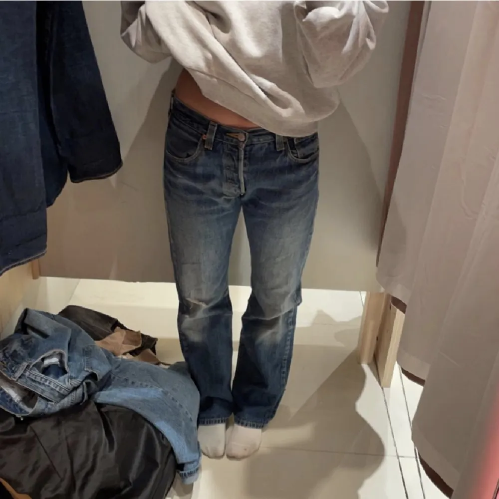 Jättefina och iprincip nyskick utom att de är klippta i benen, säljer för att de är förstora för mig, jag är 165 och de är bra i längden för mig.. Jeans & Byxor.