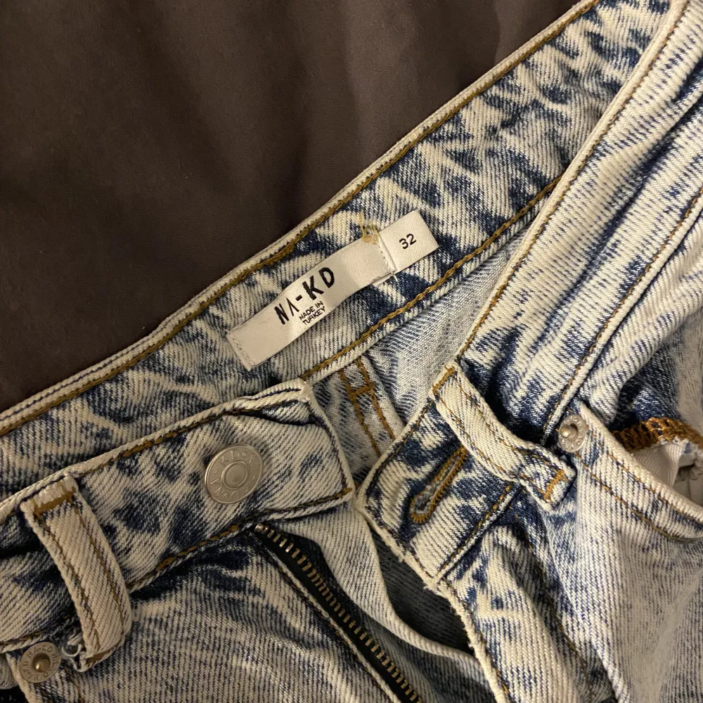 Ljusblå raka / mom jeans från Nakd med hål på knäna/lite ovanför. fint skick å stretchiga, köpare står för frakt💓. Jeans & Byxor.