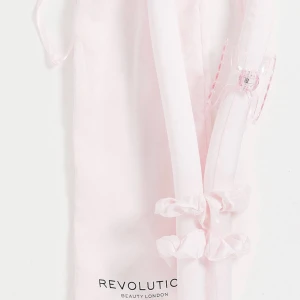 Revolution Hair Curl Enhance Satin Curling Ribbon Pink hår lock vågor heatless värmefritt lockar curler roller - Använd enbart ett par gånger så i super skick. Vakna med lockar/ beach waves eller den trendiga blowout looken genom detta verktyg. Funkar superbra från allt från kort och tunnare hår till långt och tjockt hår! Kan fraktas för 20 kr eller mötas upp! 