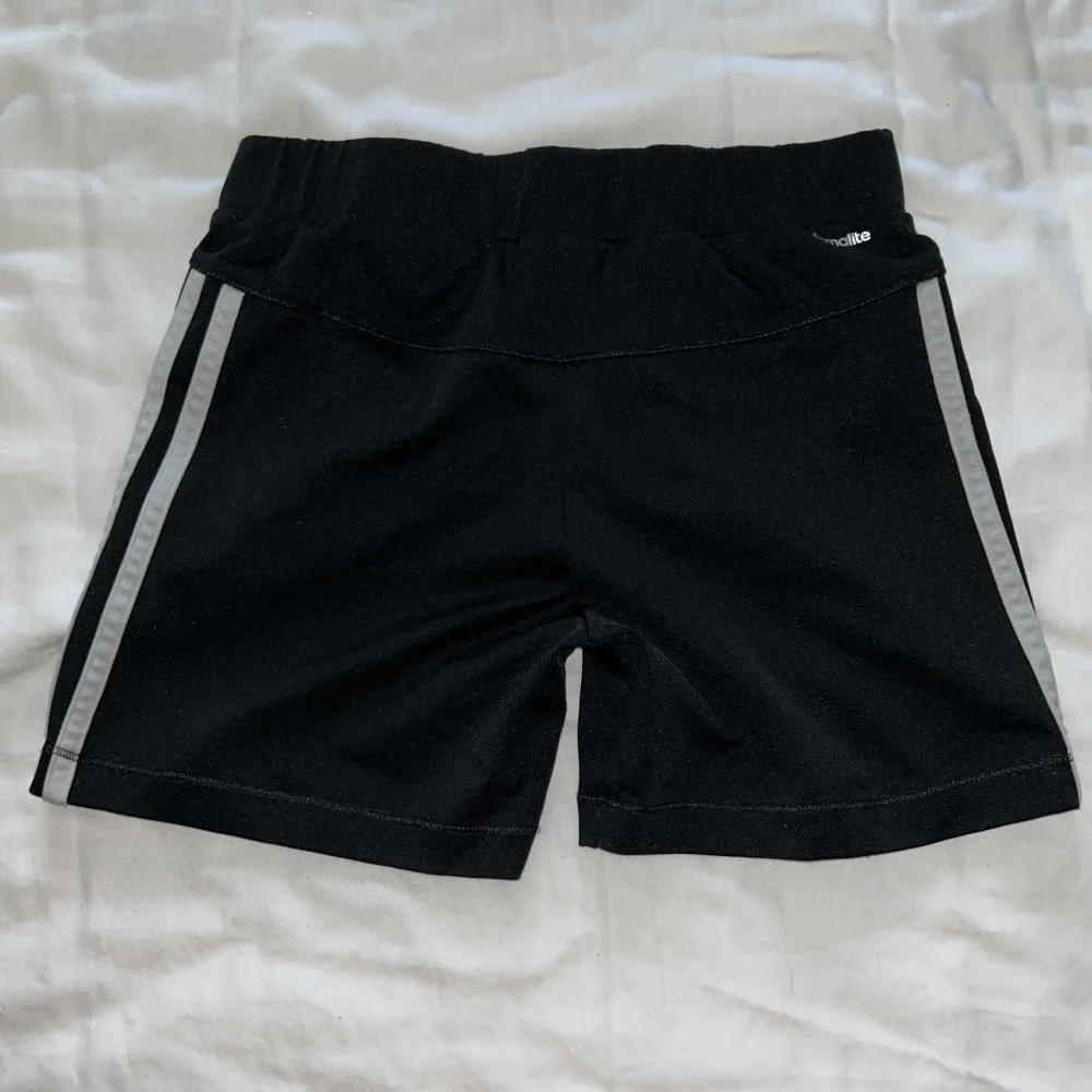 Korta adidasshorts . Shorts.