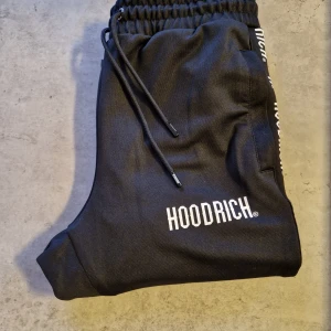 Hoodrich byxor - Hoodrich byxor använda ungeför 5 gånger. Köpte dom för 600kr  Pris går o diskutera