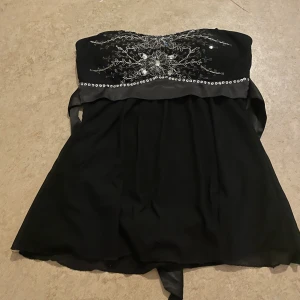party topp  - jättejättefin topp med fina detaljer i väldigt bra skick. frakt 50kr