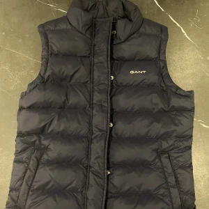 Gant Väst - Supersnygg och cool väst från Gant😁 Den är i storlek 146-152 och är perfekt nu till våren! Den kostar 100kr+frakt😍🫶🏼🌊🍋