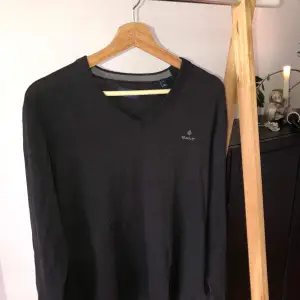 Gant tröja i mörkgrå/svart 