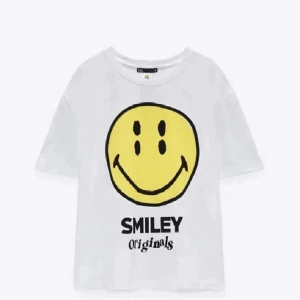 Smiley tröja  - oanvänd tröja från zara!! Storlek L men passar mig som har S/M🙏🏼💞pris kan självklart diskuteras 