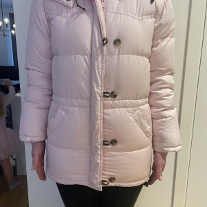 Boomerangjacka  - Säljer min rosa boomerangjacka. Den är knappt använd och är i väldigt gott skick! 