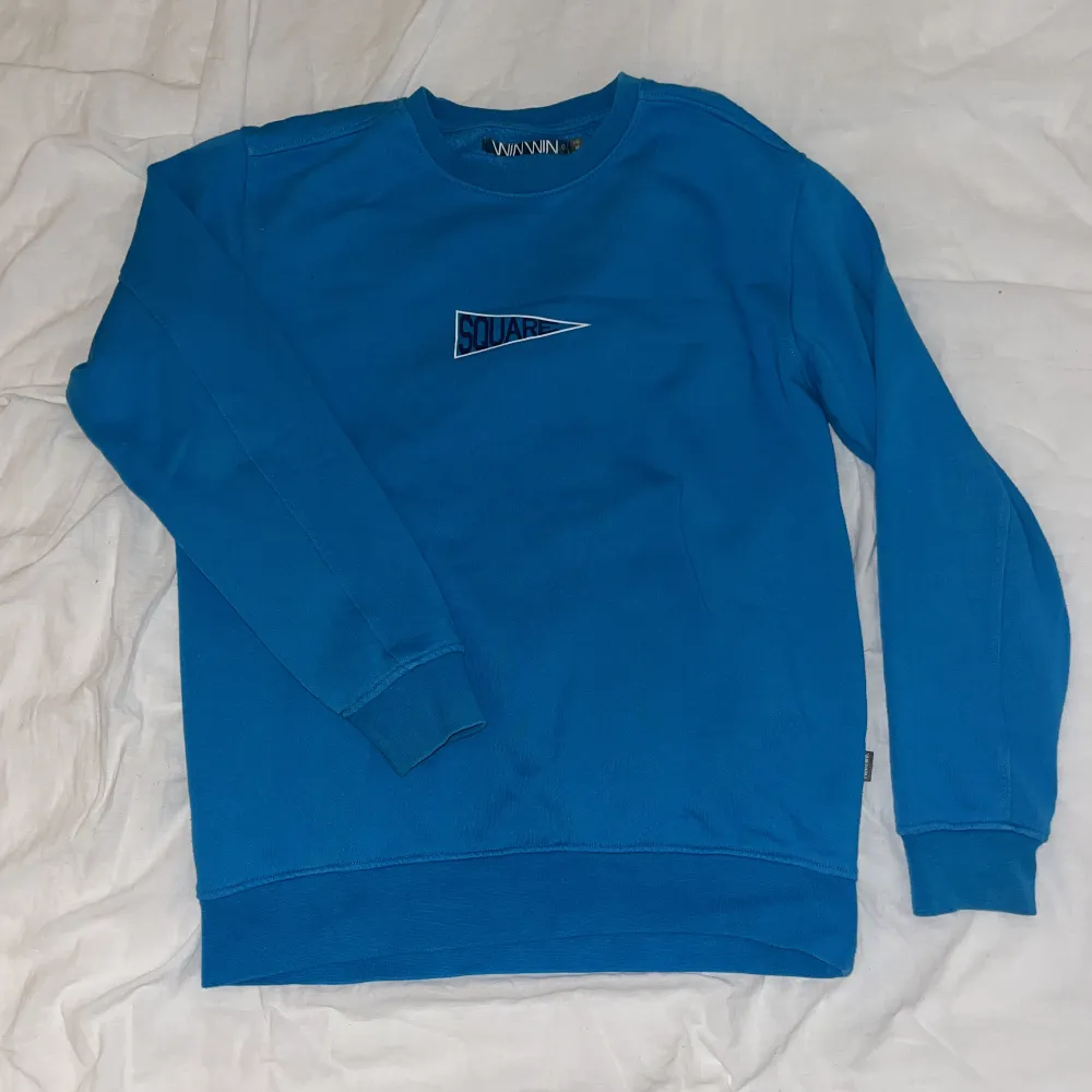 Jätteskön sweatshirt i snygg blå färg!💙Säljer pga. det inte är min stil längre. Jag som brukar ha storlek S/XS har denna i medium för lite oversized känsla☺️. Hoodies.