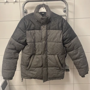 Skön vinterjacka - Grå vinterjacka med krage och läder detaljer i fint skick!