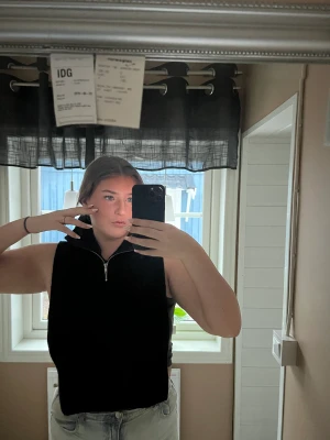 Svart poncho  - En poncho från H&M som är jättesnygg men kommer tyvärr inte till användning då det inte är min stil💓💓💓