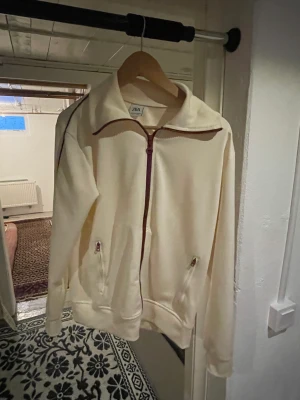 Zara zip shirt - Zip shirt från zara i storlek M i offwhite med vinröda detaljer Använd men bra skick
