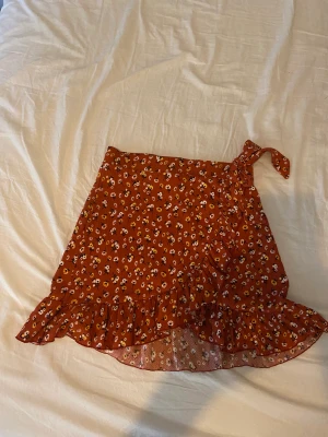 Kjol från gina tricot - Fin kjol från gina. Använd fåtal gånger