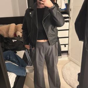 Skinnjacka - Skinnjacka från Missguided, använd ett fåtal gånger. Säljer pga att jag inte använder den och inte min stil. Meddela för fler bilder eller funderingar. ☺️