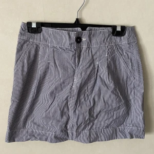 Kjol strl. 38 - I fint skick. Inga skavanker mer än att den är lite skrynklig.