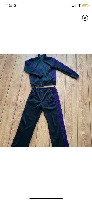 NEEDLES TRACKSUIT  - Hej säljer en sjuk tracksuit måste bli av med den för vill köpa Lego lol, bra skick på båda delarna dock finns lös tråd på byxorna men inget märkvärdigt, ge mig ett snabbt bud så kan vi diskutera det.  Överdel size S  och underdel size M  Jagär 178cm70kg 