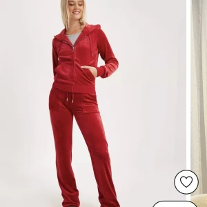 Juicy - Säljer mitt älskade röda juicy set nu eftersom det blivit för litet för mig storlek M både byxor och hoodie. Nyskick använts 2/3 gånger tvättats en gång priset är 1200 för hela sättet!