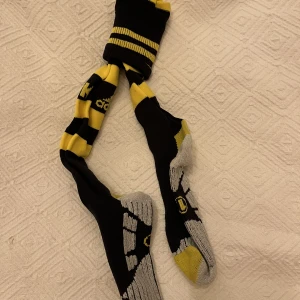 A.I.K strumpor  - Sveriges bästa fotbollslags strumpor😋 skoja men aik fotbolls strumpor så snygga passar nog 35-39