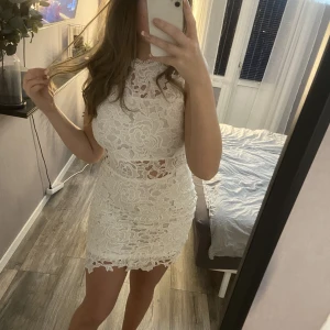 Vit klänning  - En superfin vit klänning som passar bra till studenten. Aldrig använd och lappen är kvar storlek m 🤍