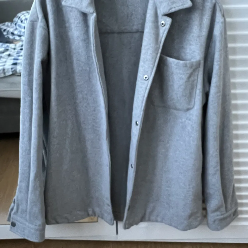 En grå vår jacka som jag köpte men den va tyvärr lite för liten för mig och där med vill jag sälja den. Jackan är väldigt bra sick inget konsigt med jacken över huvud taget! . Jackor.