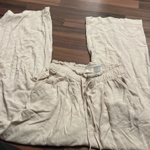 Linnebyxor - Linnebyxor från hm. Hyfsat skick men liten fläck vid fickan🙈 