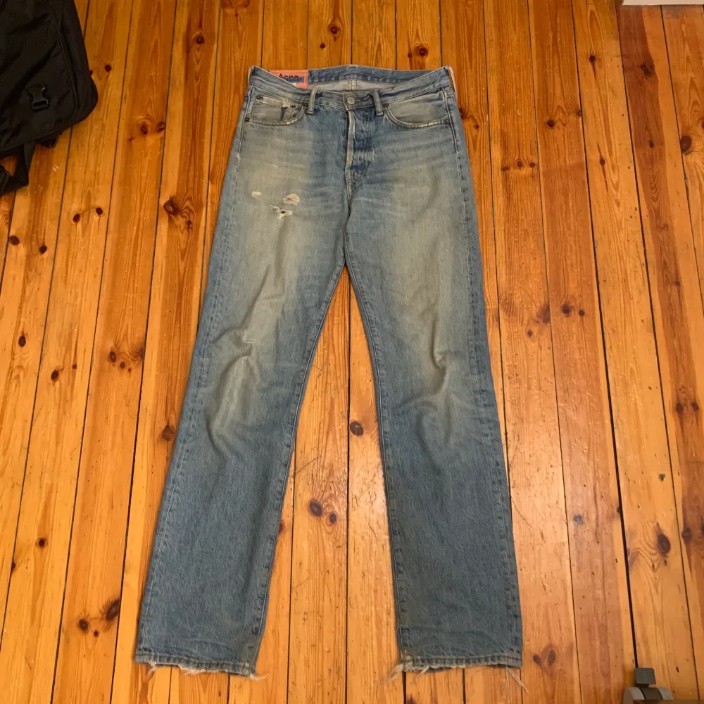 Tja, säljer mina väldigt använda Acne Studios Blå Konst brallor. Som ni ser är de väldigt använda och har ett par hål, men det går såklart och laga! Nypris är 3200kr, så slå till på dessa! Modell: 1996 Mid Blue Trash. Jeans & Byxor.