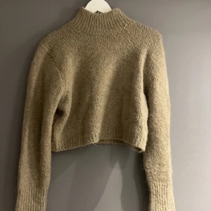 Stickad tröja - Brun fin stickad tröja med polokrage från Zara. 