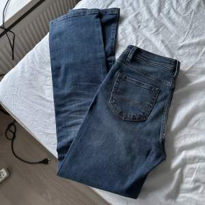 Mörkblåa mid rise bootcut jeans ifrån Zalando i storlek w26, endast använda 1 gång