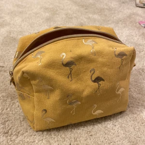 En stor necessär -  en st necessär som är gul med gulliga flamingos.