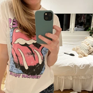 T-shirt med tryck - En t-shirt med snyggt tryck. Perfekt till sommarn med ett par shorts💋