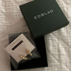 Edblad örhängen - Säljer dessa helt oanvända jättesnygga edblad örhängena då dem inte har kommit till användning pg.a att jag inte använder guld smycken. Örhängena är helt oöppnade och ligger fortfarande kvar i deras påse❤️Köparen står för frakten