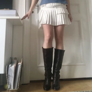 Cowboystövlar, cowboy-boots - Otroligt snygga cowboy-stövlar från BRONX! Stövlarna är i princip i helt oanvänt skick 🤠 inga dragkedjor eller liknande utan de dras bara rakt på vilket gör att de ser väldigt clean ut! Strl 37 men funkar på mig som är 38 (som vanligt…). 100% läder!  Y2k
