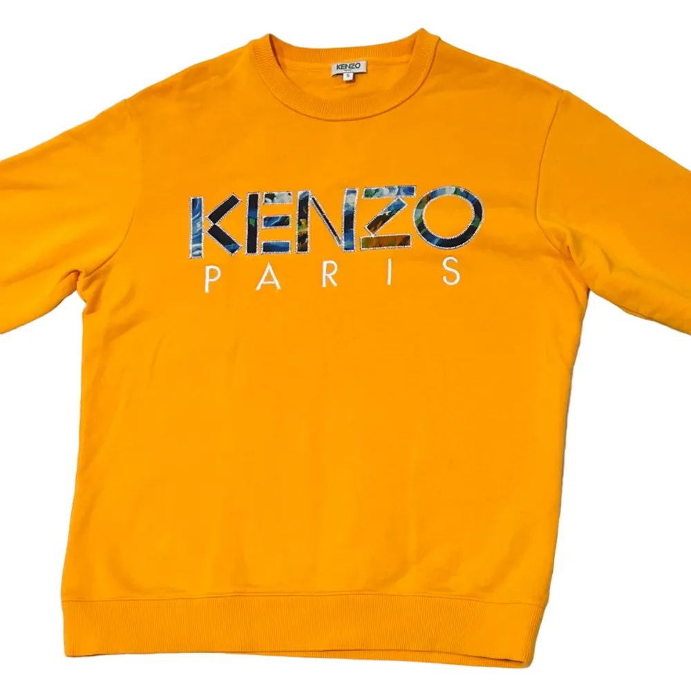 Detta är en Classic sweatshirt från Kenzo Paris i storlek Small herr som är i begagnat skick. . Tröjor & Koftor.