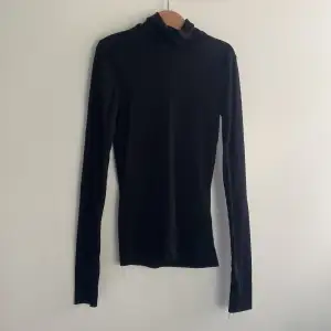 Svart tröja med turtle neck. Tunt och skönt material. Köparen står för frakten 