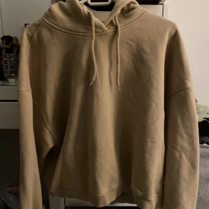 Beige hoddie - Beige hoddie i strl M/L, använd ett par gånger och är i fint skick. Har luva och snören. 70kr+frakt