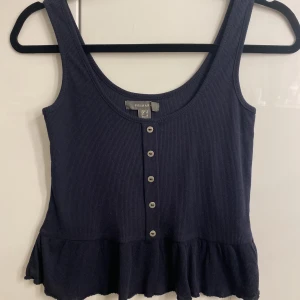 Mörkblå topp - Mörkblå topp i storlek 34. Säljer likadan i vitt