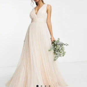 Champagne färgad balklänning  - Säljer balklänning som aldrig är använd! I storlek 36, köpt för cirka ett tusen😊 jag är 170 och den passar i längden när jag jag klackar!Skriv privat för mer bilder och frågor! Köparen står för frakten! ❤️