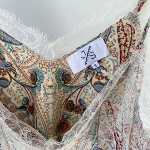 Topp - Fint spetslinne som jag aldrig använt pågrund av att de inte passar mig i bysten. Frakten tillkommer i priset ❤️ 