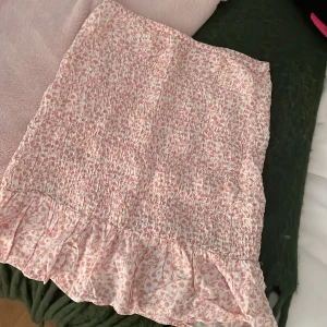 Söt kjol  - Säljer denna söta kjol från bikbok, kan även användas som söt topp!! Säljer då jag rensar min garderob💕💕 köparen står för frakt 
