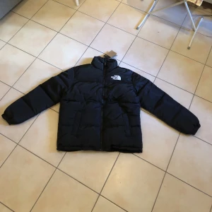The North Face Nuptse 1996  - OBS REPLIKA.  500 kr, står att det är storlek M men passar S, passar inte M alltså.  Vid köp så betala via ”köp nu” funktionen :)