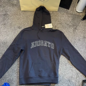 Axel arigato hoodie - Fick i present men den satt Inge bra på mig så säljer den. Funkar för både killar och tjejer
