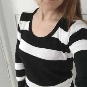 Lång tröja - En svart och vit lång tröja. Använd ett fåtal gånger nästan som ny.