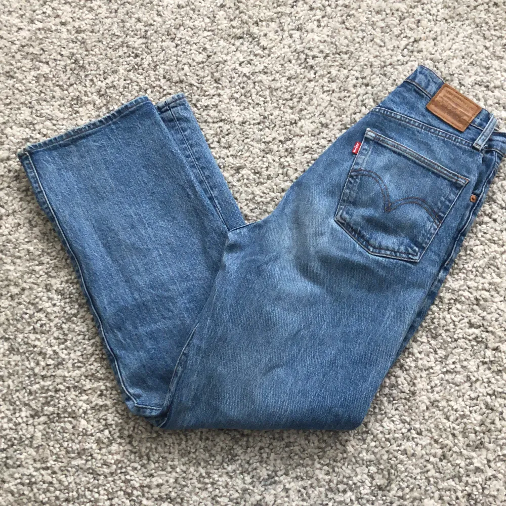 Super sköna raka högmidjade Levis jeans, säljer då de ej kommer till användning. Midjemått är 27 å passar den med storlek 36. Pris kan alltid diskuteras 💕. Jeans & Byxor.