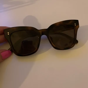 Chimi solglasögon  - Säljer mina Chimi solglasögon i färgen Tortoise, modell 07 (2021). Säljer pga att jag köpte fel modell. De har bara legat i lådan. Denna modell: https://chimi-online.com/se/p/07-havana-sunglasses?size=Medium&gclid=Cj0KCQiArsefBhCbARIsAP98hXQQIwA9uzas6J33w