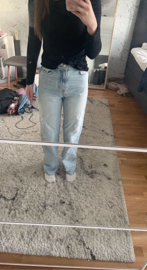 Jeans  - Bra skick men är något slitna nedtill på byxbenen.