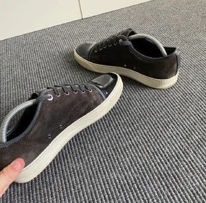 Lanvins - Säljer mina superfina lanvins i uk 7 fits 42-43 dem är mörkgrå/brun färg som inte längre går att köpa. Tveka inte på att skicka iväg ett dm💛