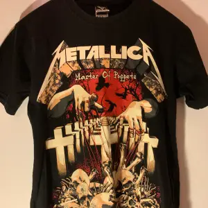 En svart ”master of puppets” Metallica tröja. Storlek M
