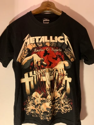 Metallica T-shirt - En svart ”master of puppets” Metallica tröja. Storlek M