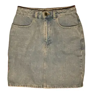Light denim skirt from early 2000s. Measures about 43 cm in length and in perfect condition