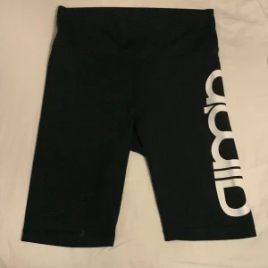 Cykelbyxor  - Cykelbyxor från amin. Näst intill oanvända. Har en liten fläck längst ner på benet men inget som syns på håll. 